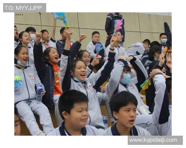 以足球星吊坠点亮青春激情展现运动魅力与时尚风采